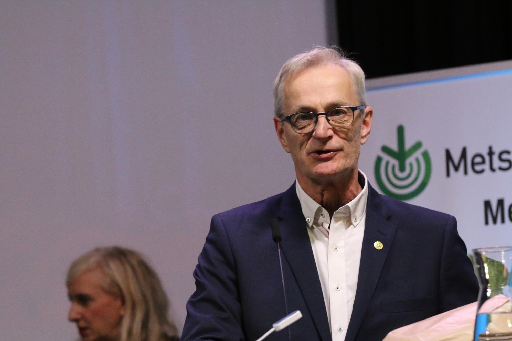 MTK:n metsävaltuuskunnan kultainen ansiomerkki myönnettiin Juha-Pekka Hannikaiselle.